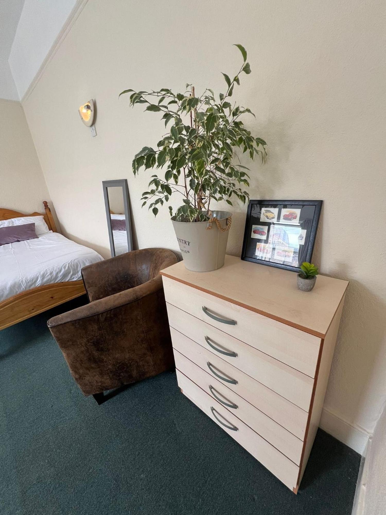11 Tabor Grove 6 *